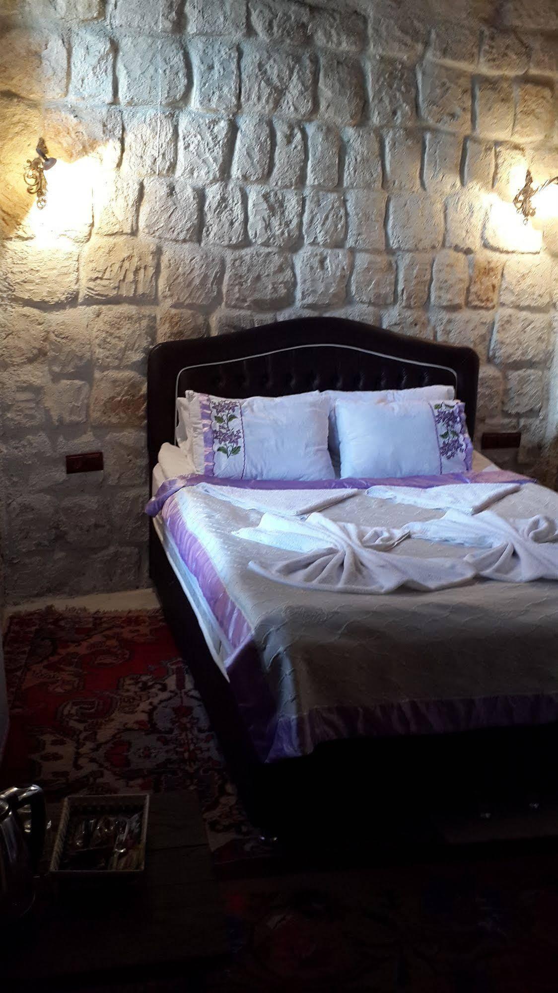 Castle Cave מלון